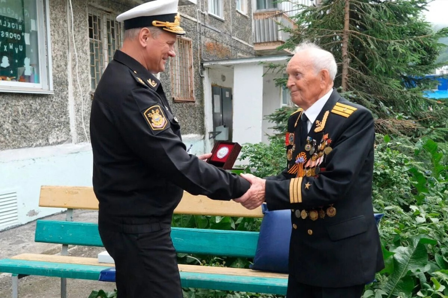 В Вилючинске военнослужащие ТОФ поздравили с 95-летием ветерана ВОВ. kamgov.ru
