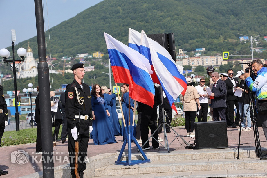 Триколор на главной площади Петропавловска-Камчатского - главный герой и триумфатор  . Фото: ИА «Камчатка» \ Виктор Гуменюк. Фотография 7