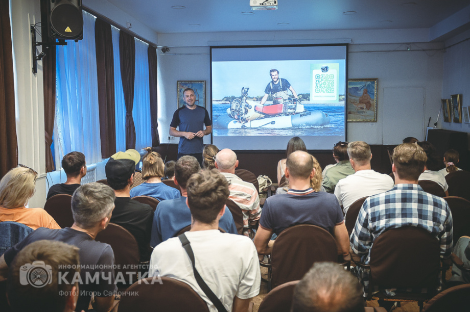 Российский мотопутешественник представил на Камчатке премьеру своего фильма о Командорах. Фото: «Камчатка Сегодня» \ Игорь Сафончик+. Фотография 31
