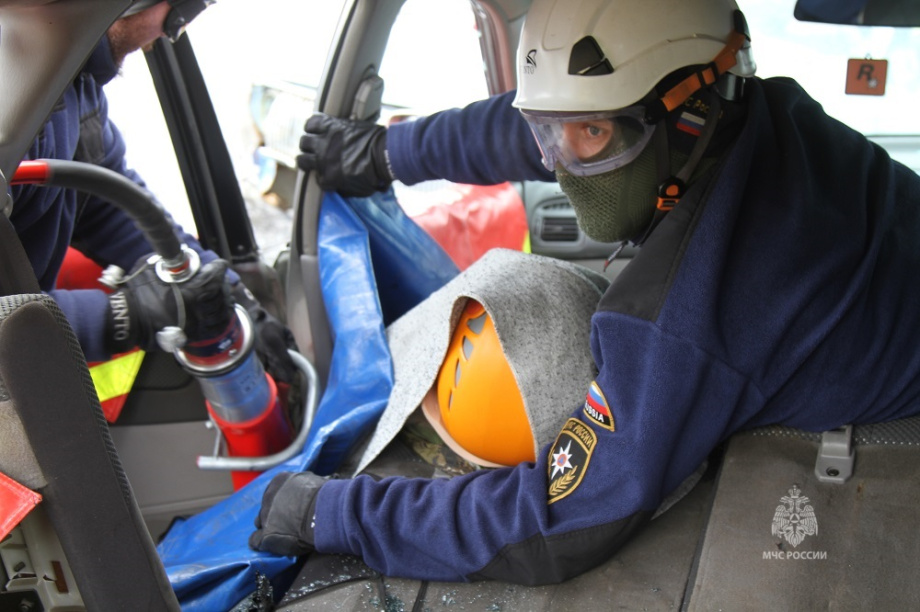 На Камчатке прошли учения по ликвидации последствий ДТП. Фото: МЧС РФ по Камчатскому краю  . Фотография 4