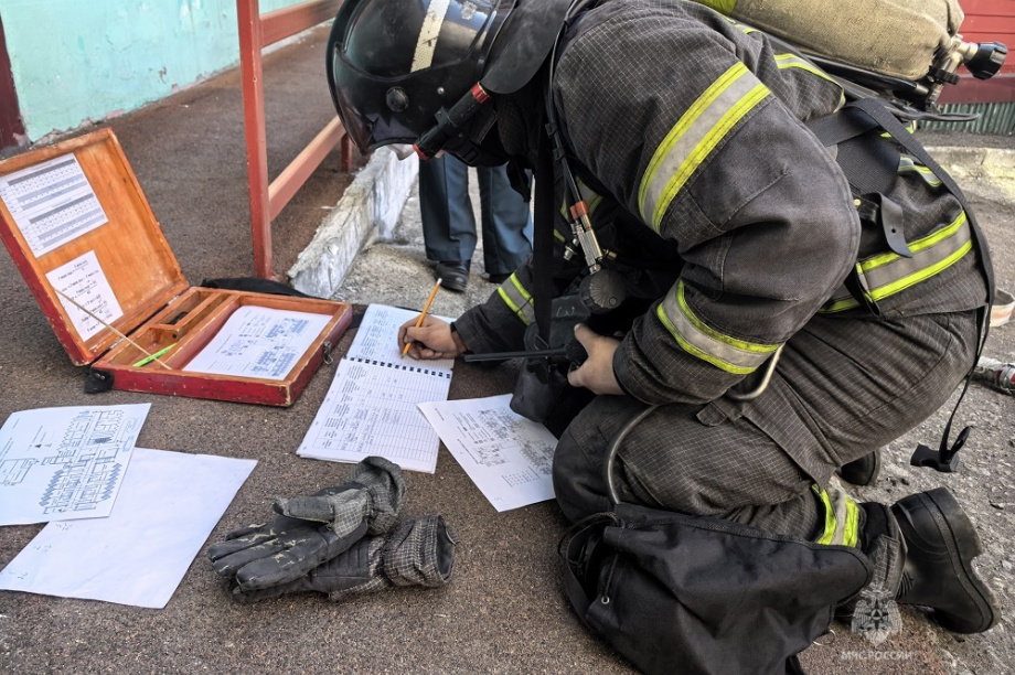 Пожарные тренировались спасать пациентов из горящего психоинтерната в Елизово. Фото: ГУ МЧС России по Камчатскому краю. Фотография 2