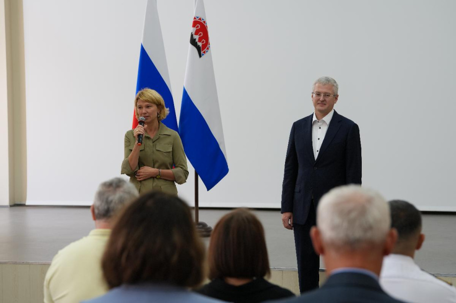 Оксана Лут и Владимир Солодов наградили передовиков агропромышленного и рыбохозяйственного комплексов Камчатки. . Фотография 1
