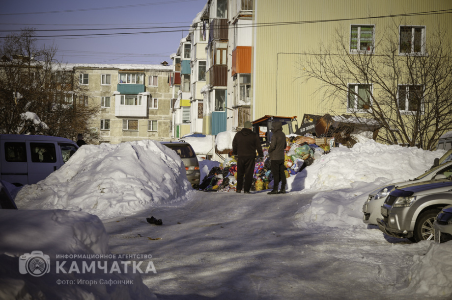 Коммунальные службы Камчатки продолжают бороться со снежными завалами (фоторепортаж). . Фотография 7