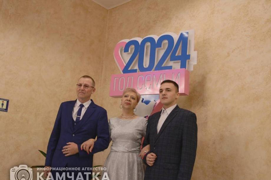 В ЗАГСе на Камчатке прошло чествование 70 супружеских пар. Фоторепортаж. фото: ИА "Камчатка". Фотография 39
