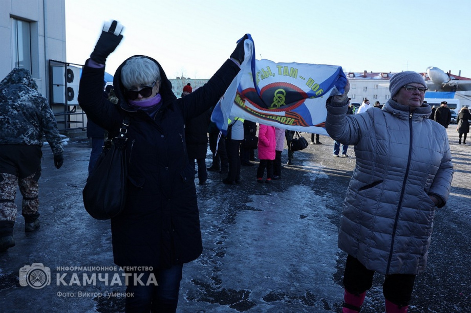 Это радость со слезами на глазах — самолёт с мобилизованными бойцами СВО прилетел на Камчатку. Фото: Виктор Гуменюк . Фотография 42