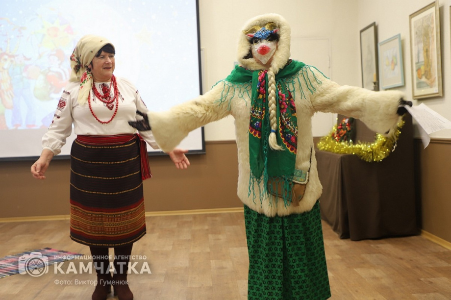 Святочные традиции вспоминали в краевой библиотеке Камчатки. Фото: Виктор Гуменюк. Фотография 42