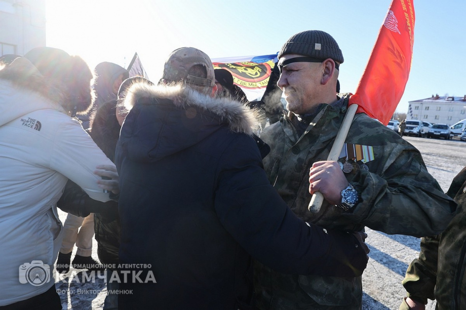 Это радость со слезами на глазах — самолёт с мобилизованными бойцами СВО прилетел на Камчатку. Фото: Виктор Гуменюк . Фотография 23
