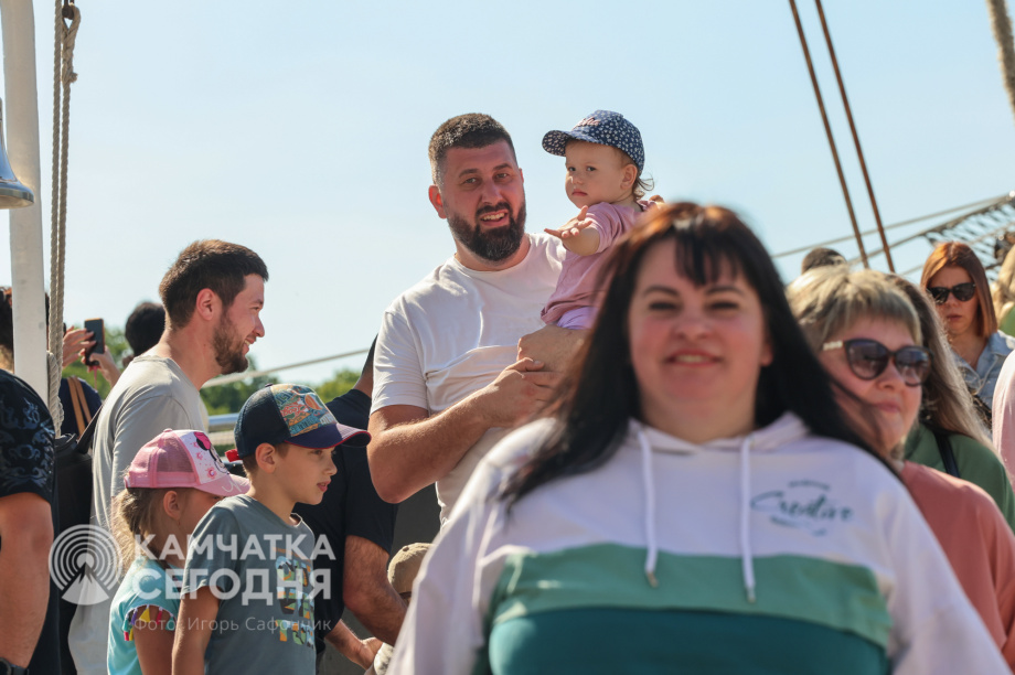 Парусник «Надежда» пригласил на борт жителей Петропавловска-Камчатского. Фото: ИА «Камчатка» \ Игорь Сафончик. Фотография 32