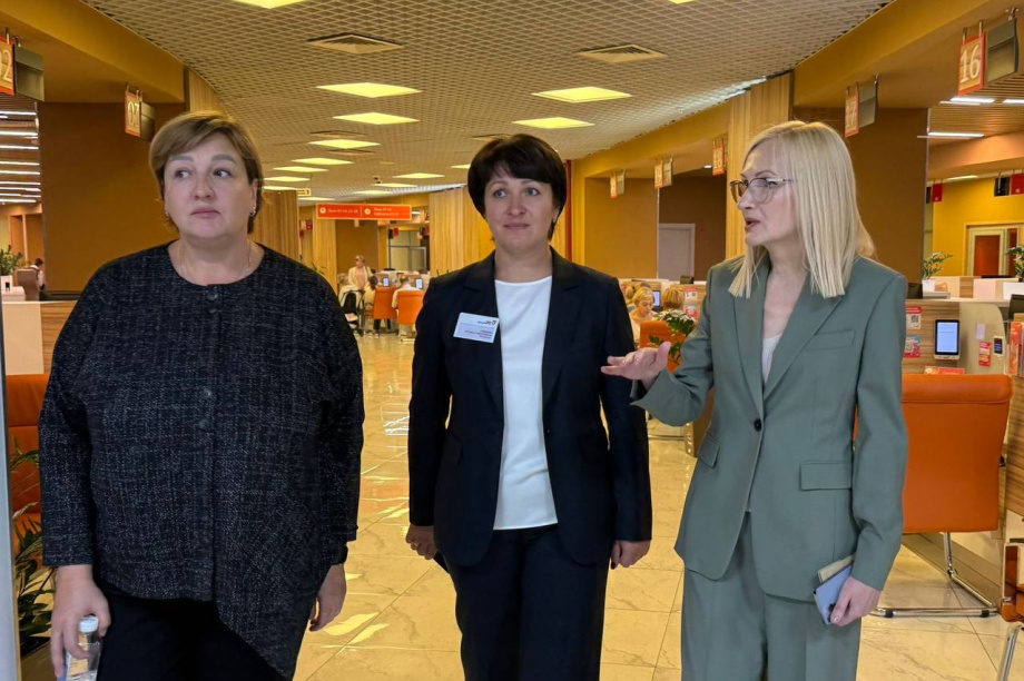 Ирина Яровая проголосовала на выборах губернатора Камчатского края в московском МФЦ. . Фотография 3