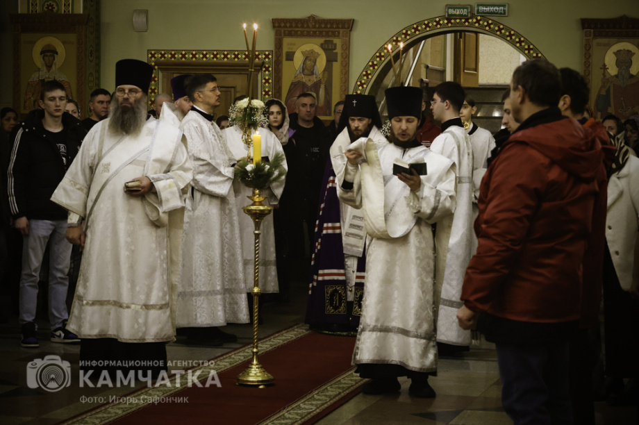 Рождественская служба в соборе Святой Троицы на Камчатке (фоторепортаж). Фото: «Камчатка Сегодня» \ Игорь Сафончик. Фотография 23