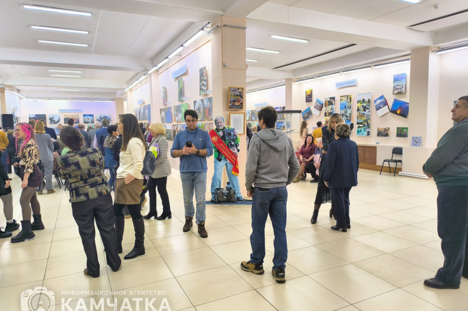 Известный камчатский фотограф Игорь Вайнштейн отметил свой 90-летний юбилей открытием выставки. Фото: ИА «Камчатка» \ Игорь Сафончик. Фотография 34