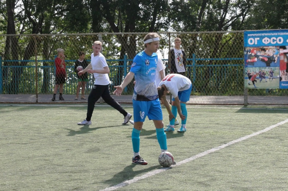 Благодаря помощи депутатов от партии «Единая Россия» в южной части Петропавловска развивается мини-футбол. . Фотография 3