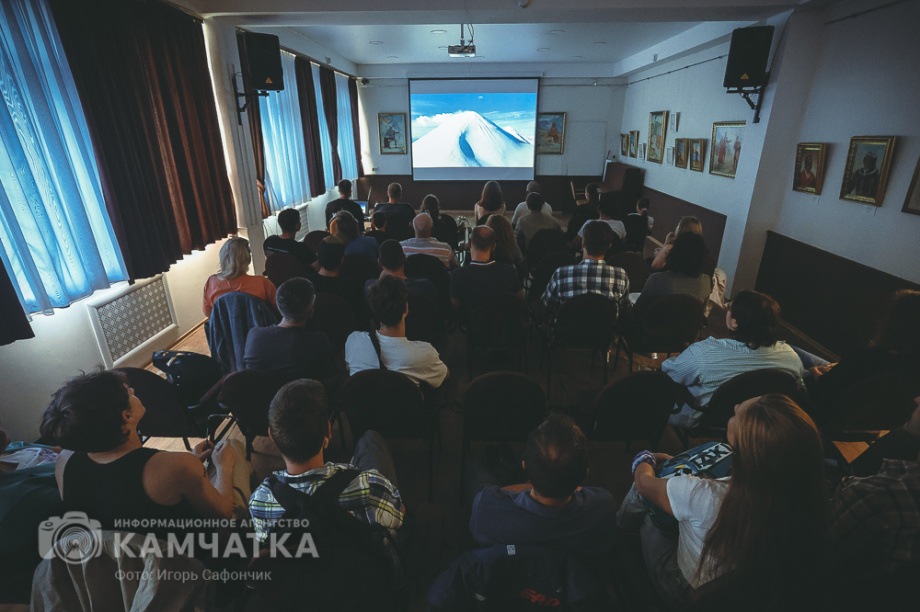 Российский мотопутешественник представил на Камчатке премьеру своего фильма о Командорах. Фото: «Камчатка Сегодня» \ Игорь Сафончик+. Фотография 22