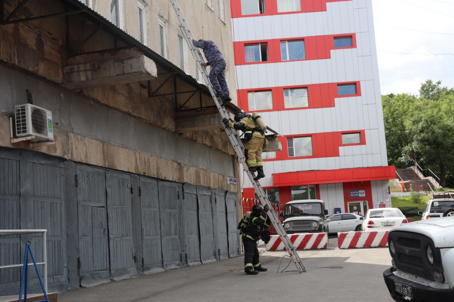 Пожарные на Камчатке провели учения в здании Росгвардии. Фото: ГУ МЧС России по Камчатскому краю . Фотография 3