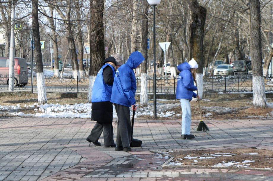 На Камчатке волонтеры привели в порядок памятник участникам Великой Отечественной войны. Фото: администрация ЕМР. Фотография 7