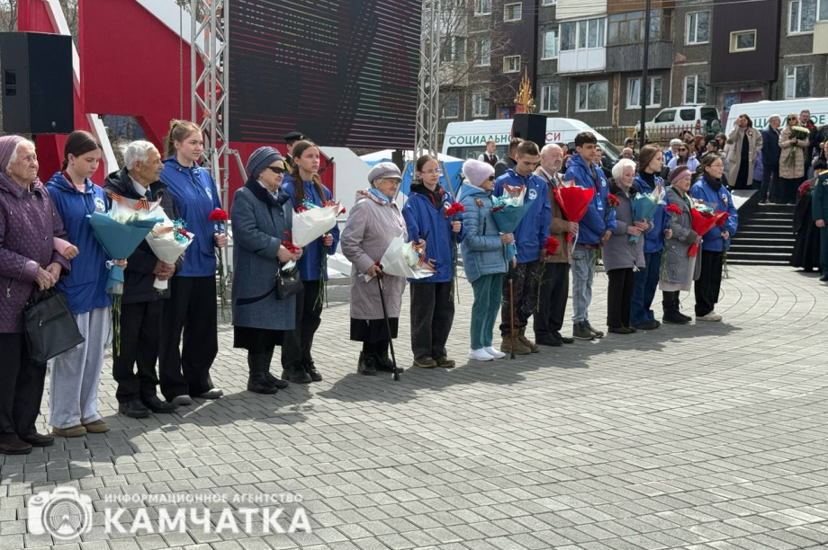 Камчатка почтила память героев Великой Отечественной возложением цветов. Фото: ИА "Камчатка". Фотография 21