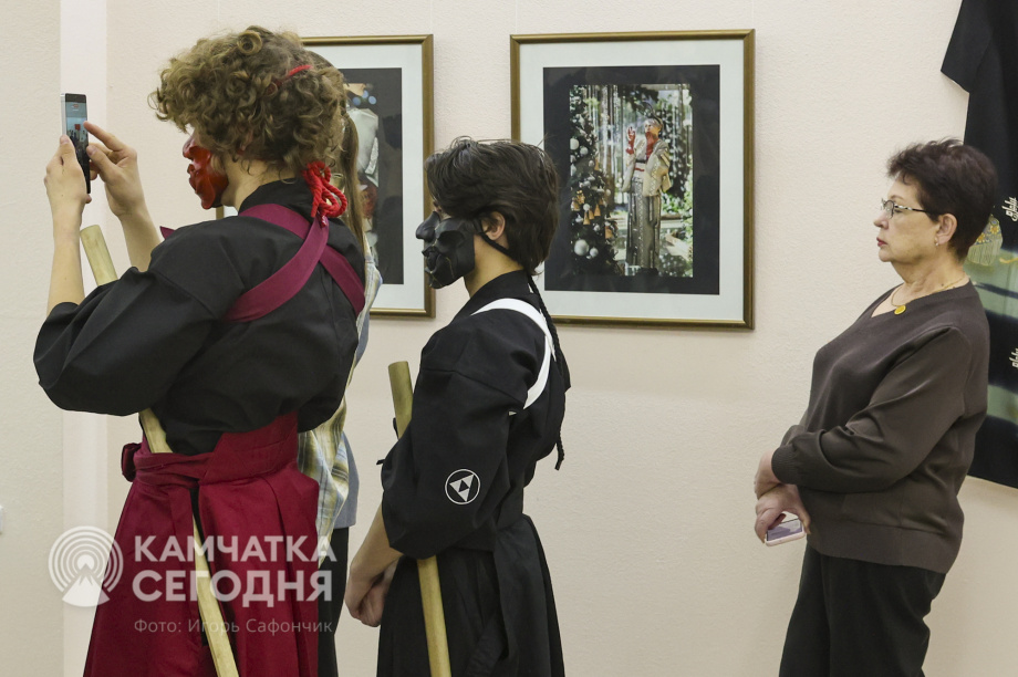 В Камчатском художественном музее открылась выставка о Японии. Фото: «Камчатка Сегодня»/Игорь Сафончик. Фотография 25