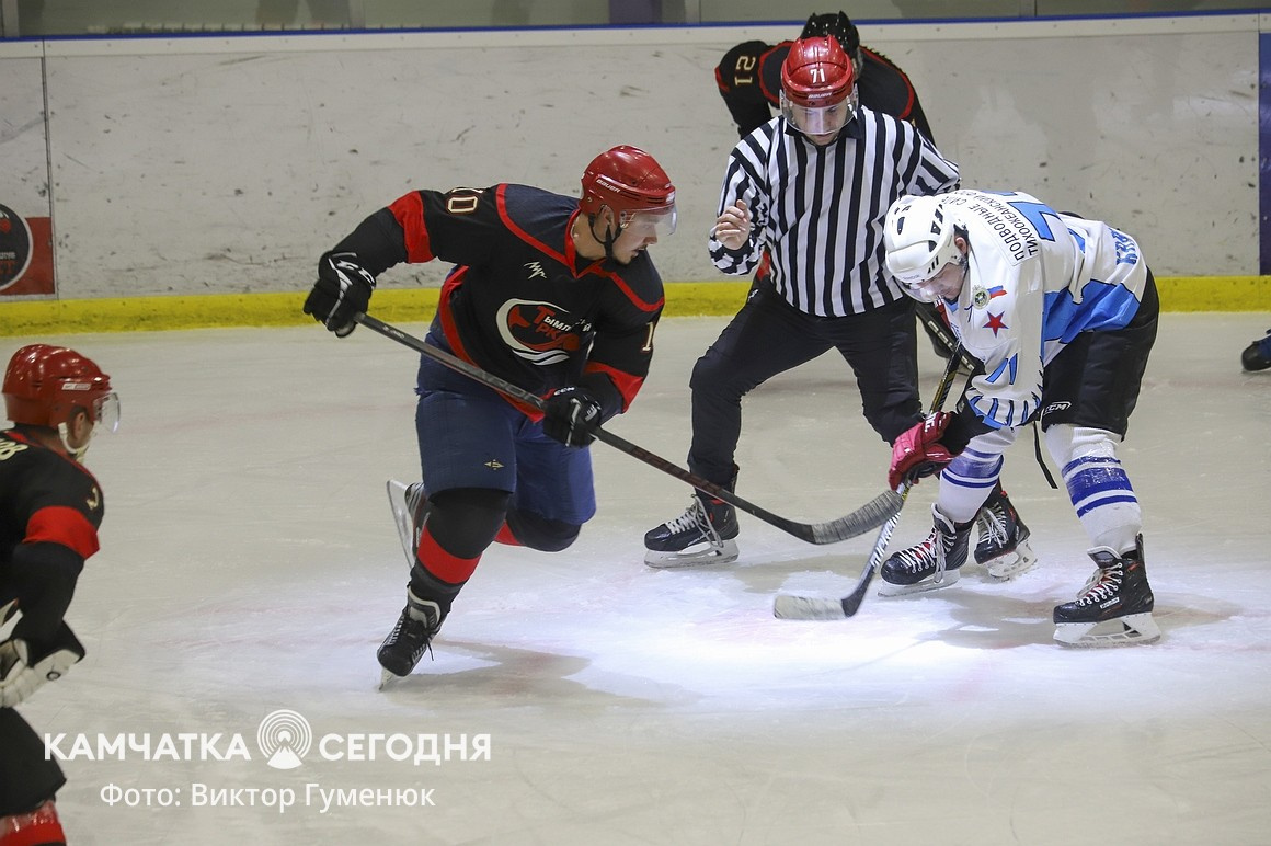 Чемпионат по хоккею среди взрослых команд стартовал на Камчатке. Фото: Виктор Гуменюк\ИА "Камчатка". Фотография 33