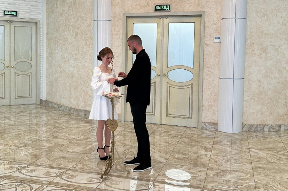 20 пар сыграли свадьбы в красивую дату 24.08.2024 на Камчатке. Фото: t.me/zagskam. Фотография 1