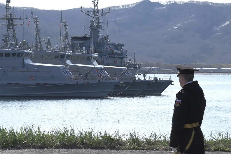 Над новым кораблём Тихоокеанского флота подняли Андреевский флаг. Фото: Алексей Кузьмин / ИА «Камчатка». Фотография 7