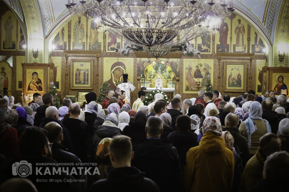 Рождественская служба в соборе Святой Троицы на Камчатке (фоторепортаж). Фото: «Камчатка Сегодня» \ Игорь Сафончик. Фотография 93