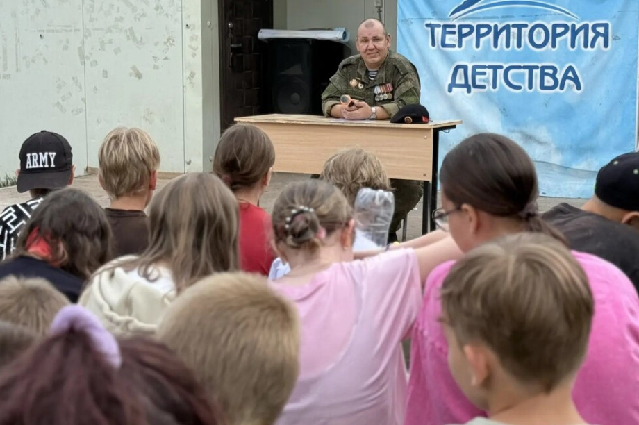 Ветеран СВО провел урок мужества в камчатском лагере «Альбатрос» ко Дню флага. Фото: Камчатский филиал Фонда «Защитники Отечества» 