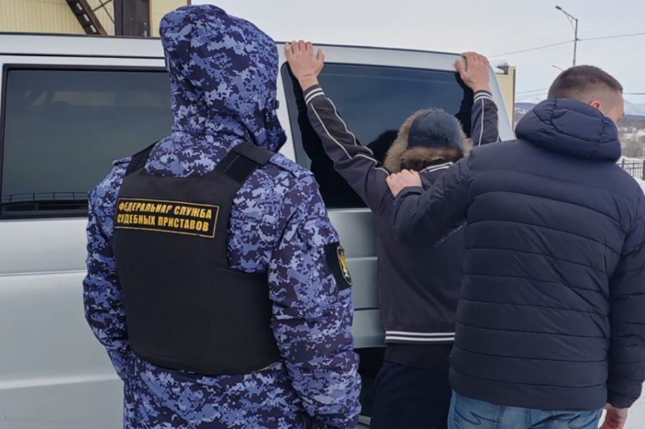 В поселке Сокоч задержан мужчина, объявленный в в федеральный розыск. Фото: ФССП по Камчатскому краю