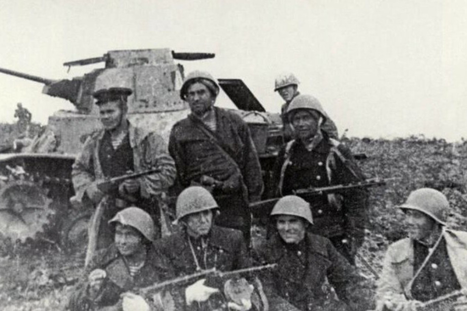 Начало Курильской десантной операции отмечается сегодня, 18 августа на Шумшу. Фото: kamgov.ru (архив) / t.me/aghjDh09gh67 / t.me/shumshu_gosakhalin. Фотография 1
