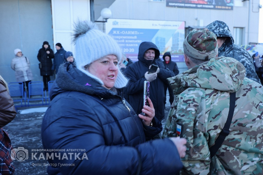 Это радость со слезами на глазах — самолёт с мобилизованными бойцами СВО прилетел на Камчатку. Фото: Виктор Гуменюк . Фотография 41