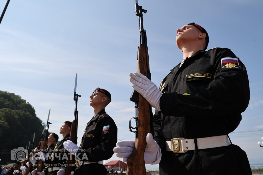 Триколор на главной площади Петропавловска-Камчатского - главный герой и триумфатор  . Фото: ИА «Камчатка» \ Виктор Гуменюк. Фотография 16
