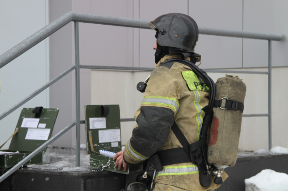 Пожарные на Камчатке тренировались выводить людей из горящего торгового центра. Фото: ГУ МЧС России по Камчатскому краю. Фотография 3