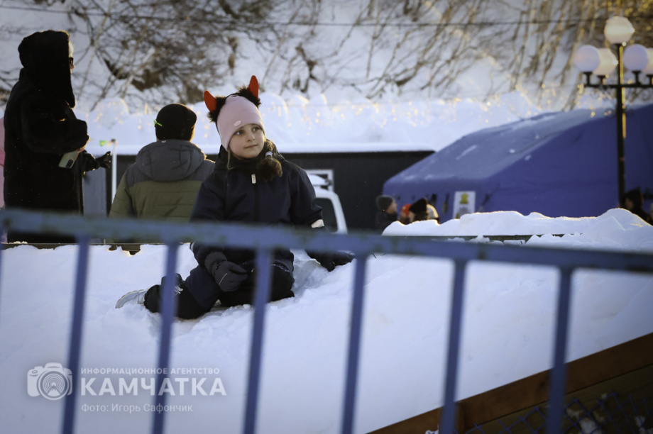 В Петропавловске-Камчатском продолжаются новогодние развлечения (фоторепортаж). Фото: «Камчатка Сегодня» \ Игорь Сафончик. Фотография 37