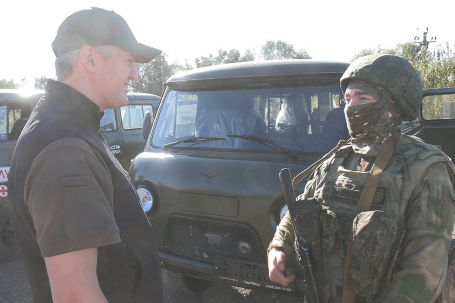 Губернатор Камчатки вручил ключи от новых автомобилей бойцам сводного полка ТОФ. Фото: kamgov.ru. Фотография 1