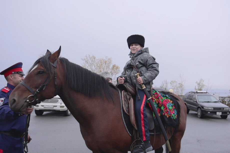 Юные казачата в Петропавловске-Камчатском впервые сели на коня. . Фотография 6
