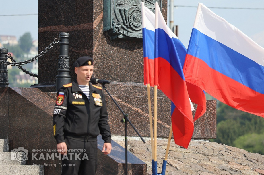 Триколор на главной площади Петропавловска-Камчатского - главный герой и триумфатор  . Фото: ИА «Камчатка» \ Виктор Гуменюк. Фотография 39
