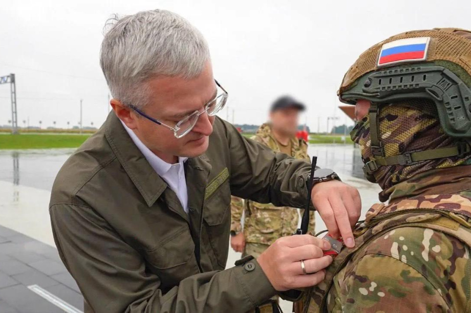 Губернатор Владимир Солодов поздравил 40-ю бригаду морской пехоты с годовщиной. . Фотография 1