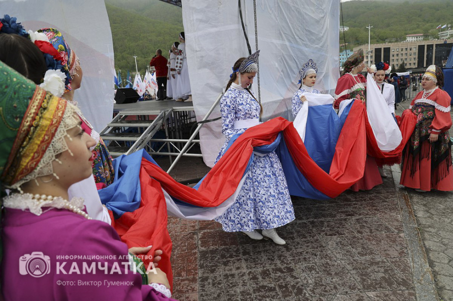 День России отметили на Камчатке многонационально, с митингом, концертом и детскими забавами. . Фотография 18