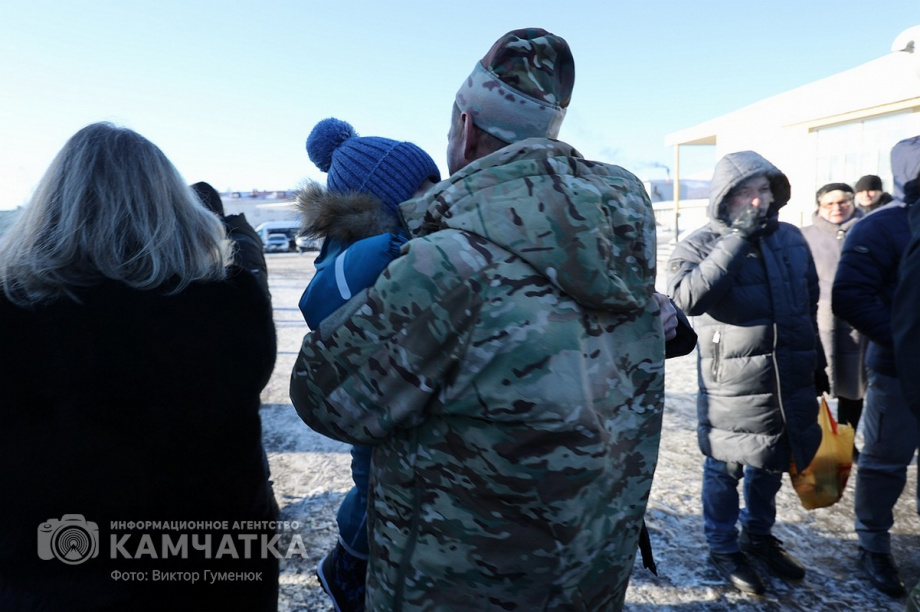 Это радость со слезами на глазах — самолёт с мобилизованными бойцами СВО прилетел на Камчатку. Фото: Виктор Гуменюк . Фотография 37