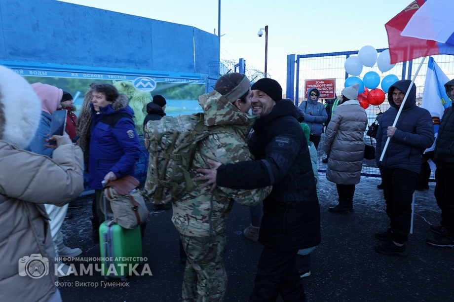 Это радость со слезами на глазах — самолёт с мобилизованными бойцами СВО прилетел на Камчатку. Фото: Виктор Гуменюк . Фотография 27