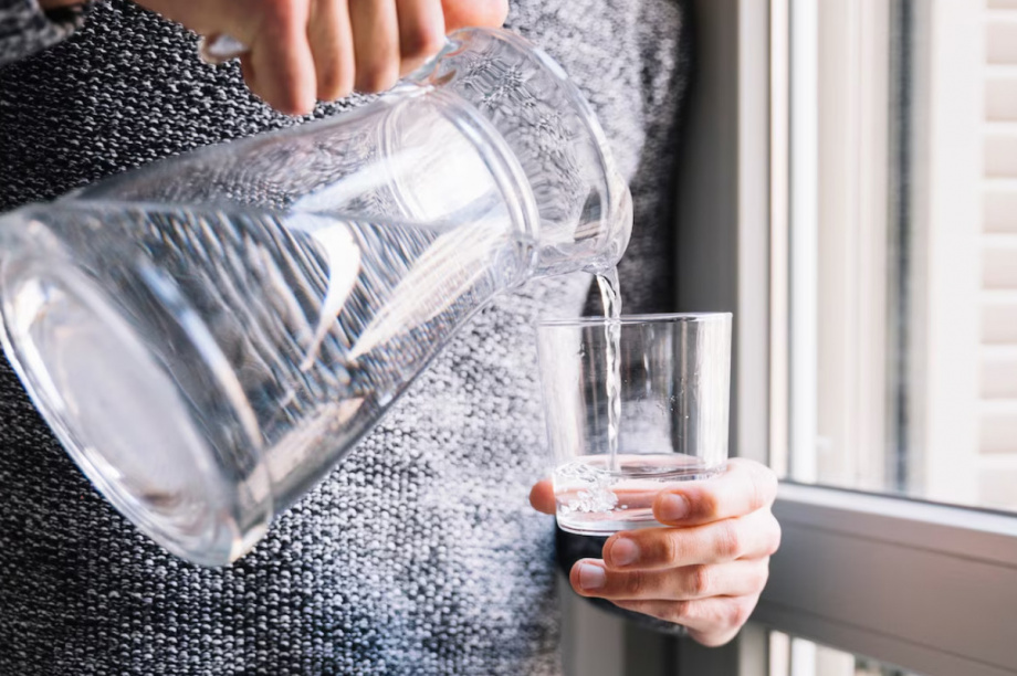Восемь стаканов воды в день - это миф? Отвечают врачи-диетологи. Изображение от Freepik