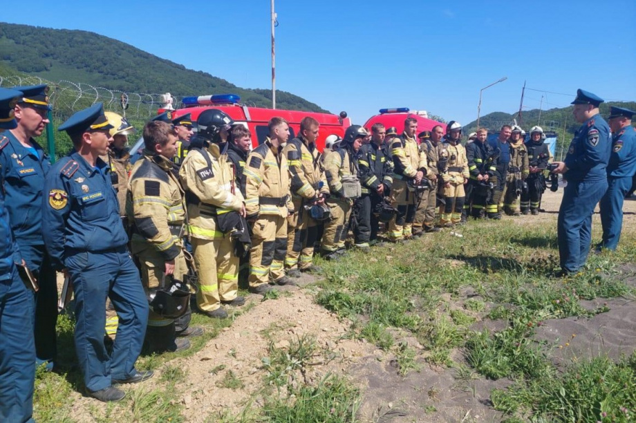 Более 60 пожарных приняли участие в учениях на складе камчатских ТЭЦ. Фото: пресс-служба краевого управления МЧС. Фотография 2