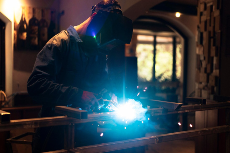 Сварщики и курьеры на Камчатке в ТОП-зарплат . Изображение от Freepik.com