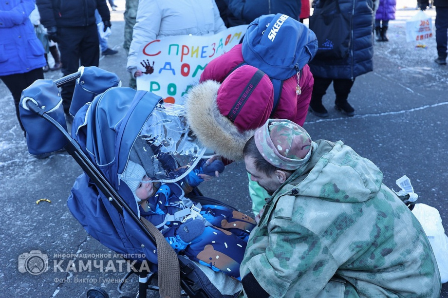 Это радость со слезами на глазах — самолёт с мобилизованными бойцами СВО прилетел на Камчатку. Фото: Виктор Гуменюк . Фотография 58