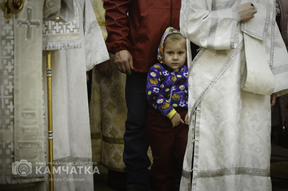 Рождественская служба в соборе Святой Троицы на Камчатке (фоторепортаж). Фото: «Камчатка Сегодня» \ Игорь Сафончик. Фотография 48
