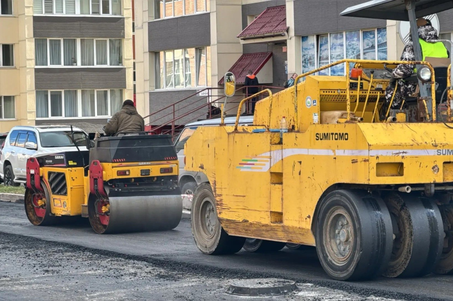 Савченко закатали: в мкр. Северо-Восток Петропавловска меняют дорожное покрытие. Фото: администрация ПКГО. Фотография 3
