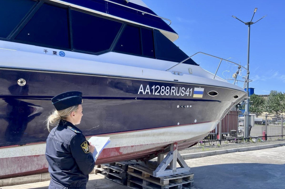 Камчатский должник добровольно отдал катер за 5 миллионов за долги по налогам. Фото: УФССП по Камчатскому краю и Чукотскому округу