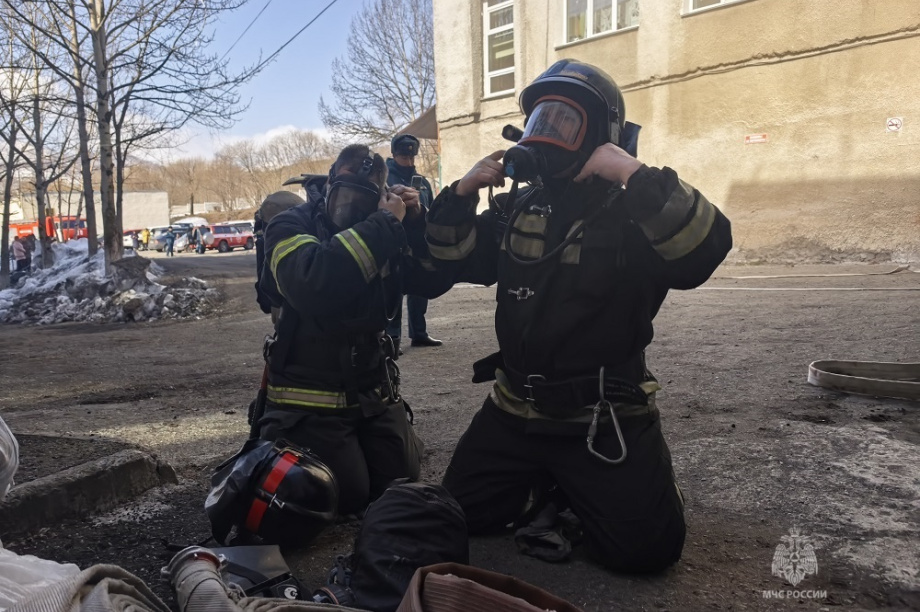 Пожарные тренировались спасать пациентов из горящего психоинтерната в Елизово. Фото: ГУ МЧС России по Камчатскому краю. Фотография 3