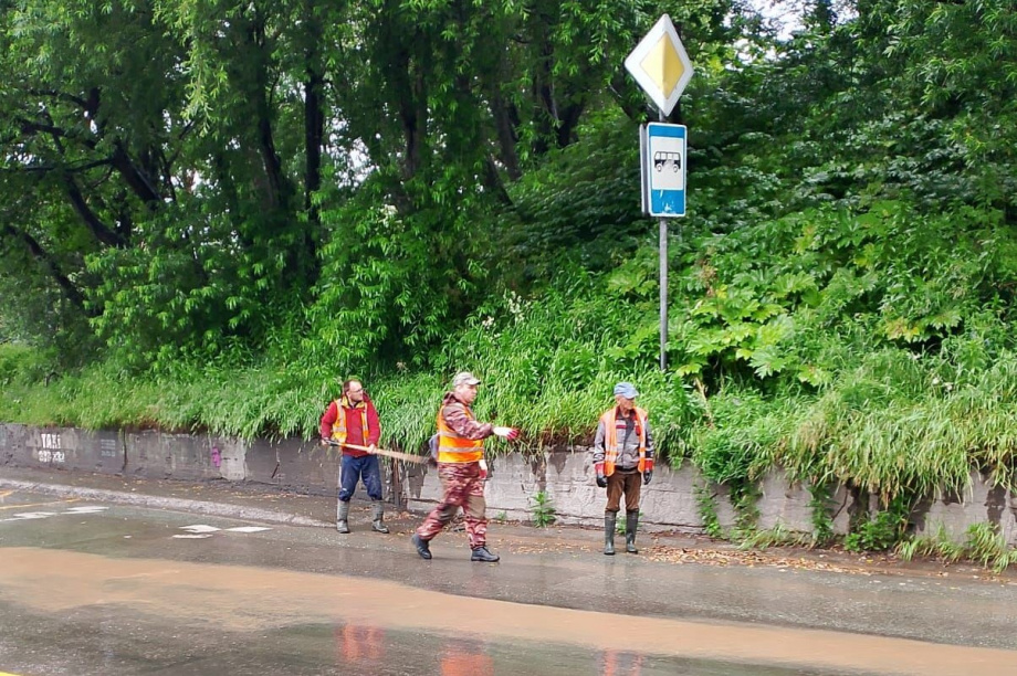 Две бригады дорожников чистят ливнёвки в Петропавловске. Фото: Олеся Сурина, архив ИА "Камчатка"; pkgo.ru. Фотография 4