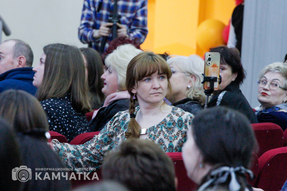 Встреча губернатора с горожанами - обратная связь и конструктивный диалог. Фото ИА «Камчатка»\ Игорь Сафончик. Фотография 8