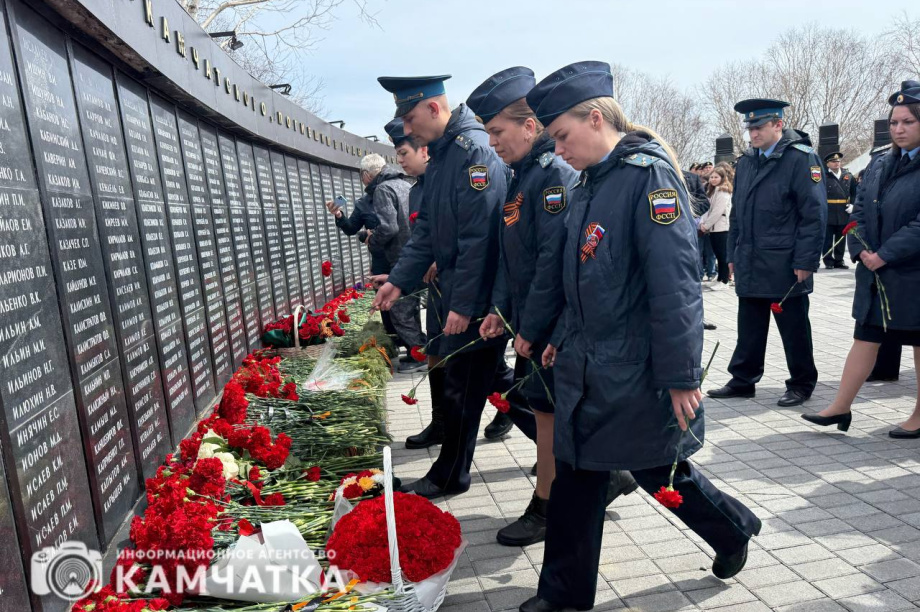 Камчатка почтила память героев Великой Отечественной возложением цветов. Фото: ИА "Камчатка". Фотография 28
